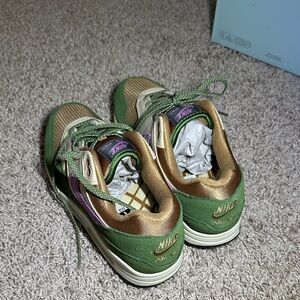 Nike Kids Green and Gold Sneakers